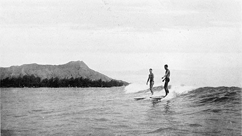 Collier's_1921_Hawaii_-_surfing_at_Waikiki