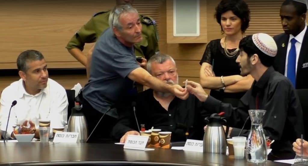 חבר ה’לייבור’ בבריטניה קורא לעשן קנאביס בפרלמנט כדי