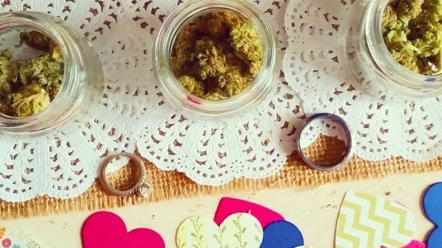 חתונה ירוקה – בר עם ג’וינטים ופייפים לזוגות שאוהבים קנאביס
