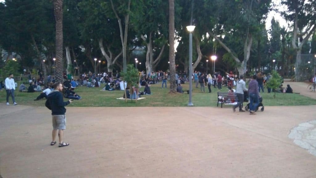 מאות צרכני קנאביס חוגגים 'לגליזציה באחריות' בגן מאיר בת"א