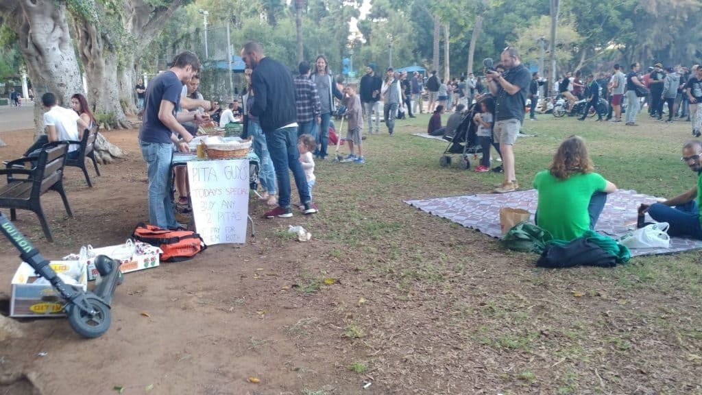 מאות צרכני קנאביס חוגגים 'לגליזציה באחריות' בגן מאיר בת"א